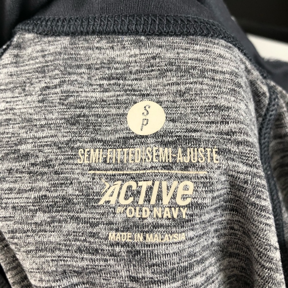 Old Navy Semi Fitted Active Quarter Zip - Picture 3 of 3